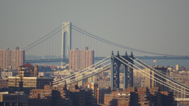 les ponts de manhattan, de brooklyn et de verrazano en enfilade, vus du 39ème étage du corinthien...