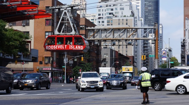 entre la 1ère et la 2e avenue, sur la 59ème rue (life is groovy), on peut embarquer sur ce petit téléphérique construit par des suisses en 1976 pour rallier la roosevelt island...